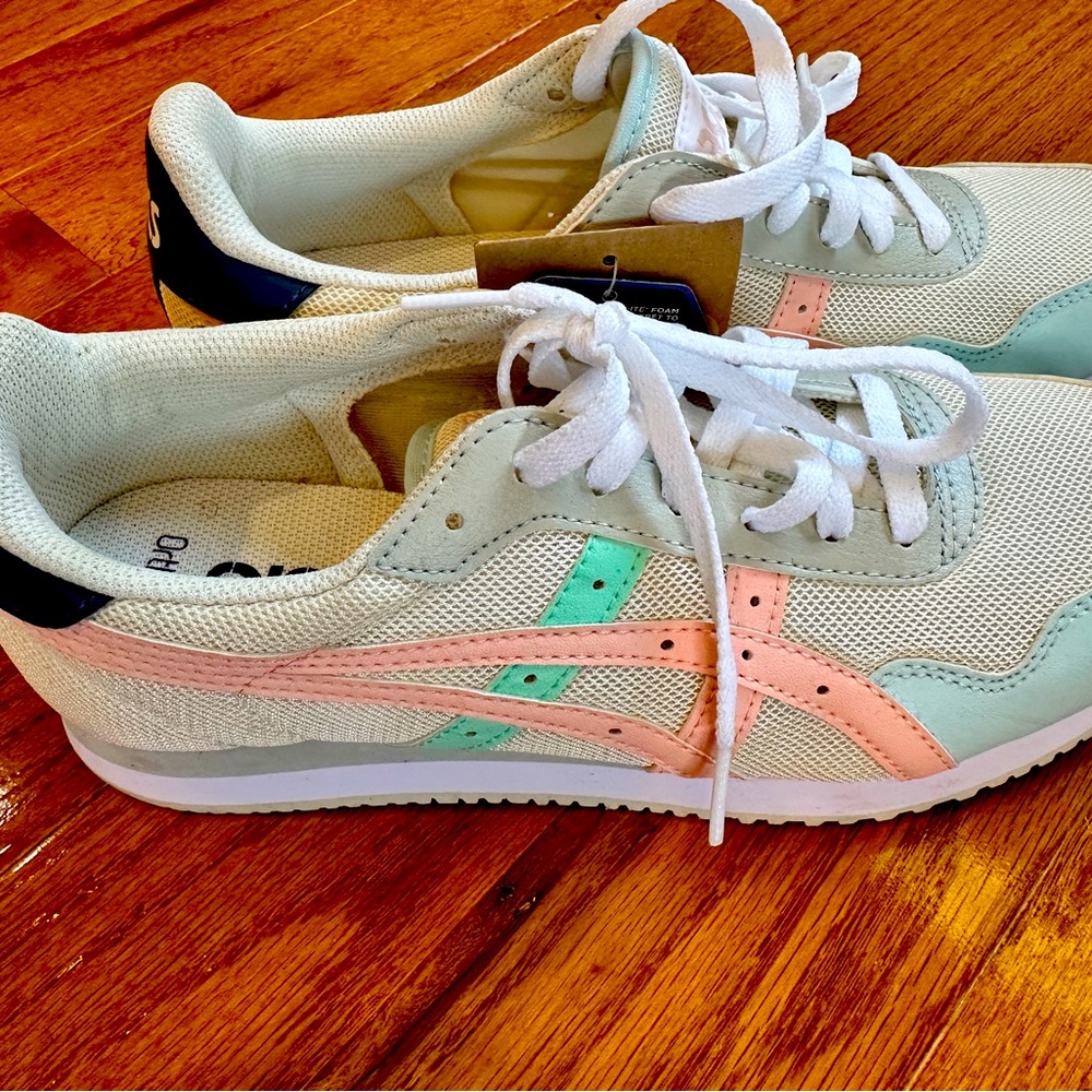 Sneakers - Picture 7 of 8